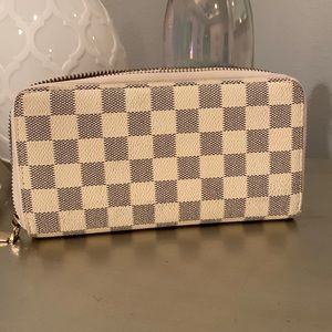 Daisy Rose, checkered wallet